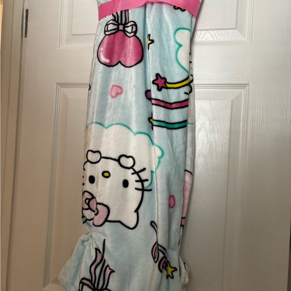 Hello Kitty NEW RELEASE Blue Balloon & Bows Plush Throw Blanket New Release - Picture 2 of 5